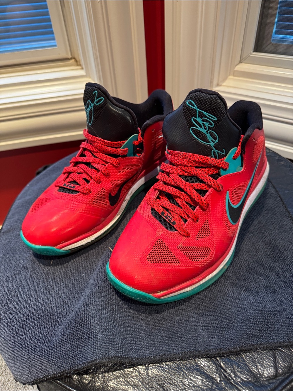 Nike LeBron 9 Low Liverpool Low-Top Basketball Shoes